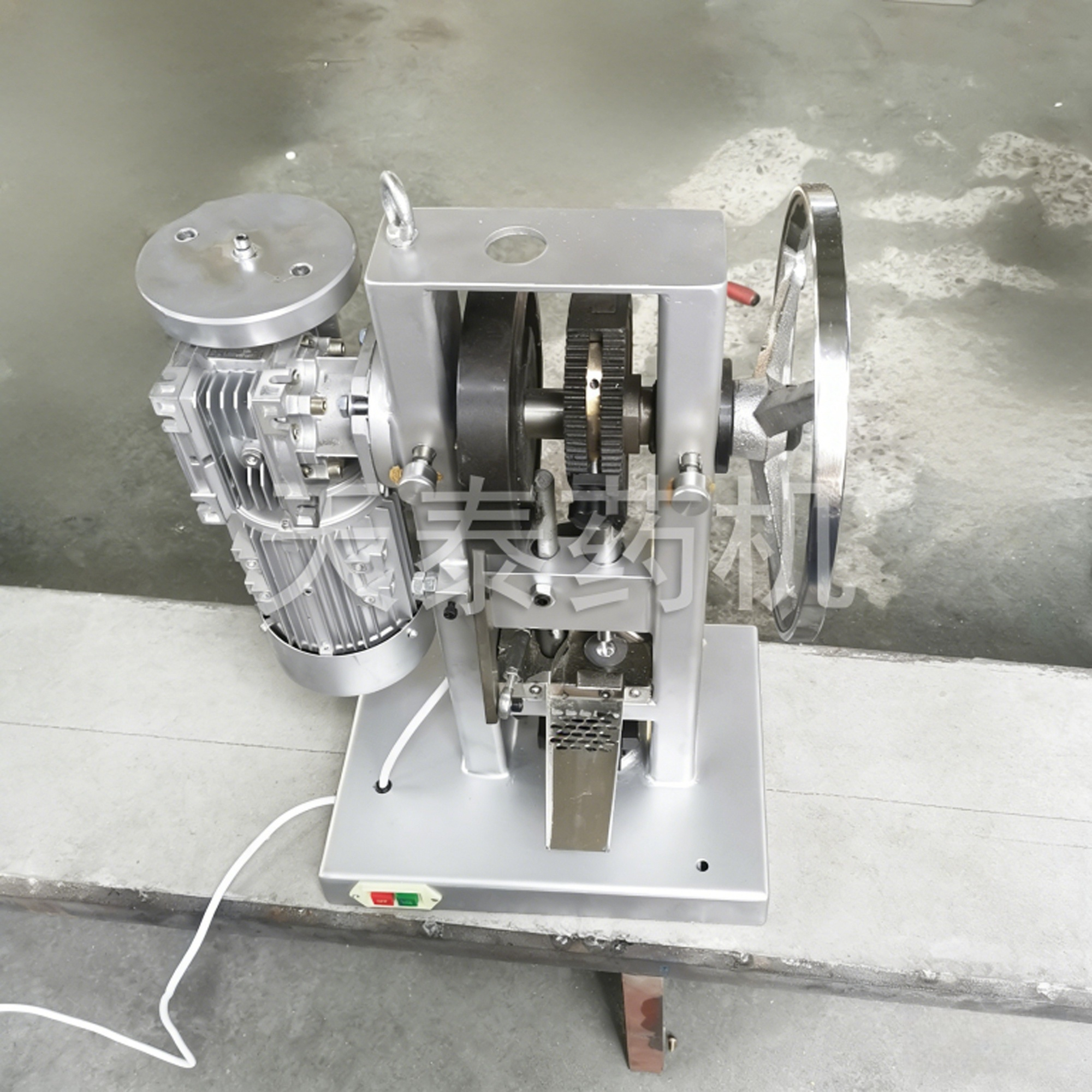 Single pressure milk tablet machine